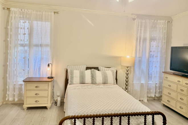 Full size bed - 1 large bedroom private full bath all furnished all bills included female only House