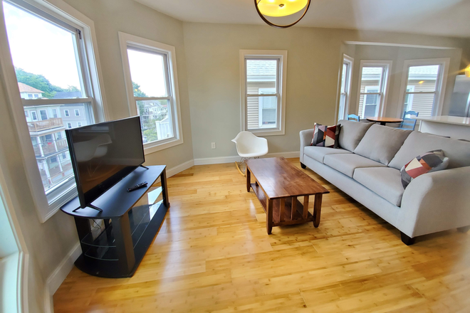 Living Room - Co-Living - 3rd Floor - All Utilities & Wifi Included Apartments