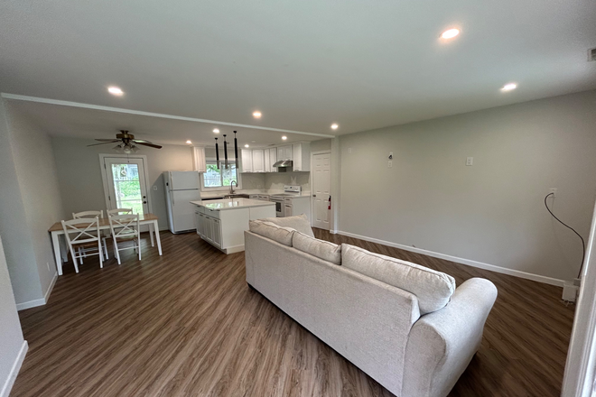 Entrance - Fully Furnished 3 Bed|2 Bath House on Carlisle Rd