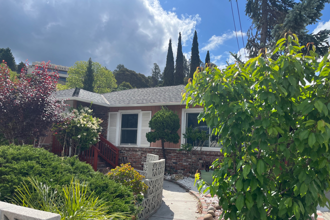 Exterior - Spacious furnished room in Oakland hills (15min to Berkeley)