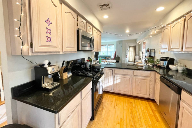 Call NOW for showings! 617-236-8600 - HARLESTON ST - XL 3 FLR TOWNHOUSE ON MISSION HILL FOR *9/1/2026* W/ IN UNIT LNDRY, RNTL PRKNG, DECK!