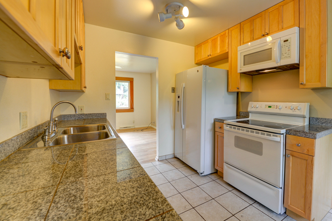 3658 Chase Court Kitchen - 3658 Chase Ct Apartments