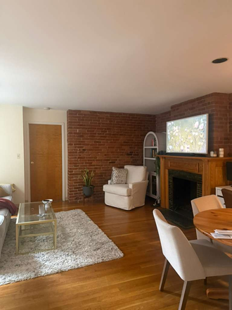 Living room - 103 Gainsborough St. Apartments