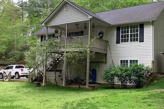 Front of house - $600 + Utilities -- Female Student Housing -- 2 Rooms Available -- 10 minutes from campus