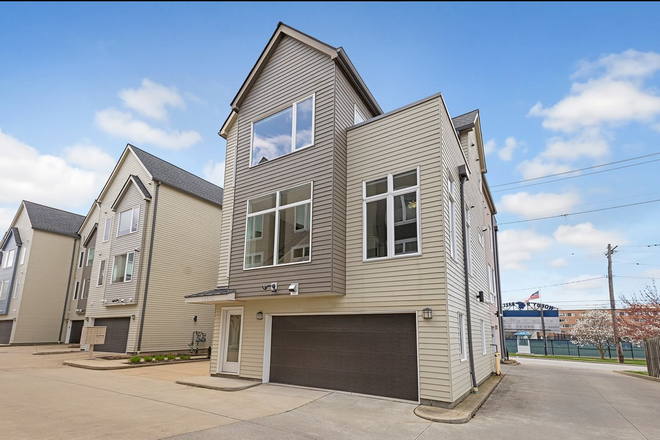 garage entrance - Perfect Townhouse across from Case baseball field