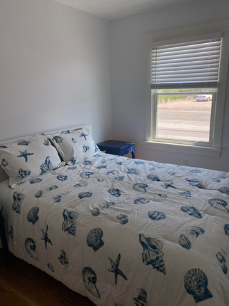 Downstairs bedroom (Queen bed) - Cozy beach cottage for two (Spring semester only-across the street from the beach!) Duplex