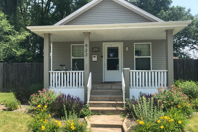 Outside of home - Cottage close to campus and downtown! House