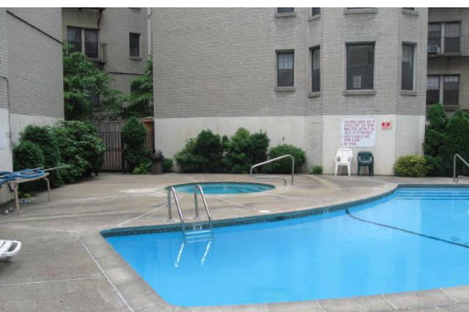 Outdoor swimming pool - BC shuttle stop Cleveland circle, furnished spacious 3b1b unit starting 9/1/2026 Apartments