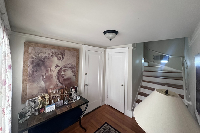 Foyer / Stairs - Room For Rent. Homely feel near the beach - Nearby Amenities and Transportation