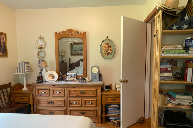 Bedroom - Single Bedroom in Home with Senior Christian Woman - Quiet Neighborhood