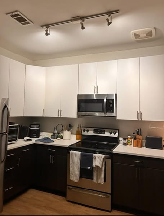 Kitchen - Landmark 4 x 2 Apartment Relet