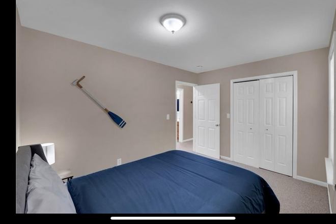 Streetside bedroom - Shared 3BR house seeking 2 housemates