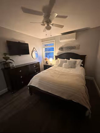 bedroom 3 - Academic 26/27  3 BR Scarborough Cottage AC and Utilities included Apartments