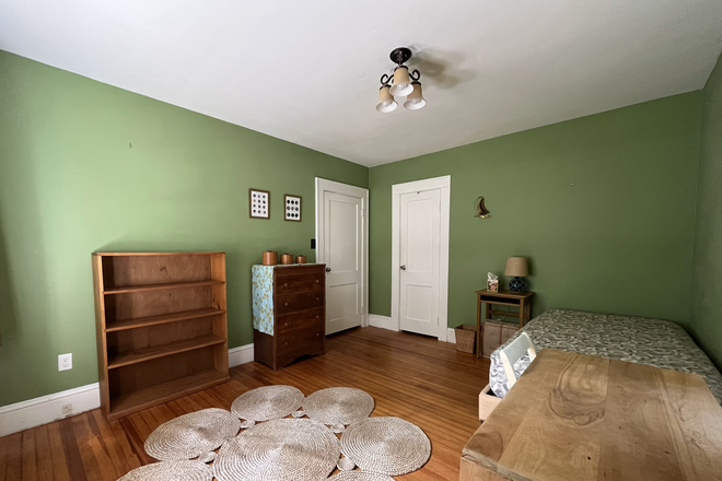 Bedroom - Furnished room for female only-Alexander Rd-Princeton Junction House
