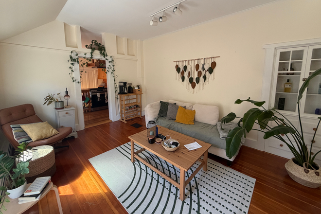 Livingroom - Madison Street 3 bedroom apt for 2 people