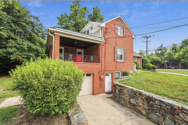 Exterior 2 - Renovated Private Room Prime Location Close to Campus House