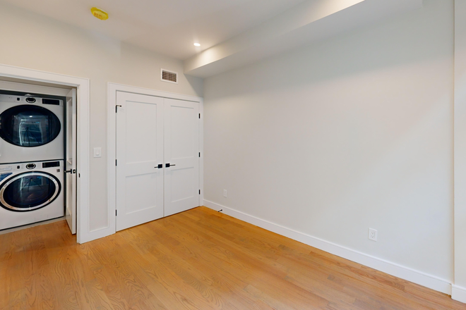 - - 3 beds Downtown Living with Easy Campus Access Apartments