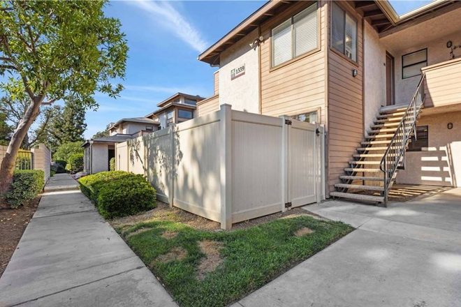 Corner unit - $500 move in special| New Floors| New Tub/Shower| 1BR/1BA| e bike ride from Condo