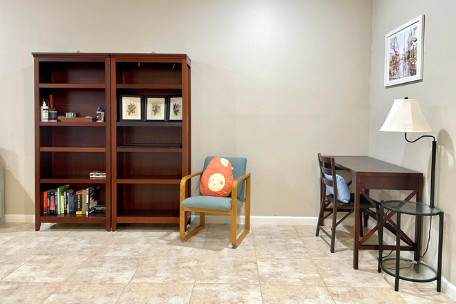 Office/Reading area - Private and furnished bedroom 15 min bike from campus Townhome