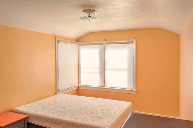 Bedroom gets morning sun - Upstairs Room in Shared Home