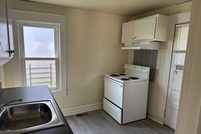 New kitchen - Great rental and just rehab, close to campus!