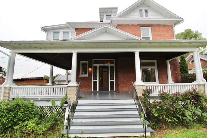 front - Live Downtown - 5 bedroom house for rent!
