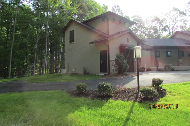Side entrance to studio - Private studio in upscale Duke Forest community utilities included independent entrance Apartments