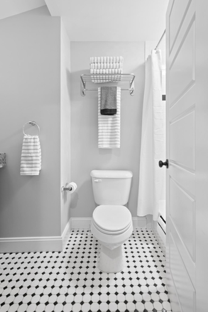 Cove Bathroom - Luxury Suites with Private Bathroom All New Furnishings Townhome