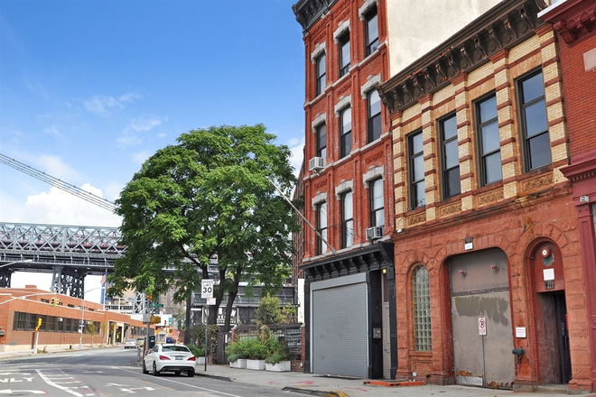 Outside Street View - Room for Rent in Williamsburg Apartments
