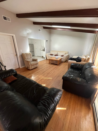 Living Room - 170 Davis, 1.4 miles to UConn Storrs Campus House