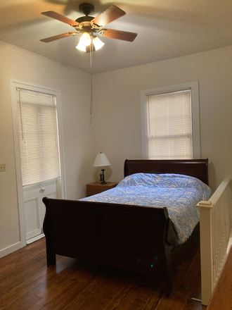 Upstairs bedroom - Apartment near campus: rent in exchange for some house sitting - summer 2025