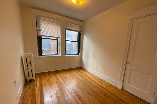 1 - GREAT price 2 bed split on Burbank with heat/hot water included Apartments