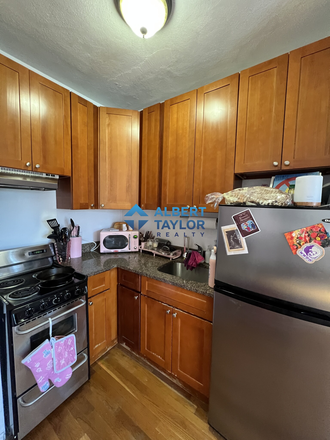 Kitchen - LARGE 1 Bedroom - Steps to Green Line (E-Line)