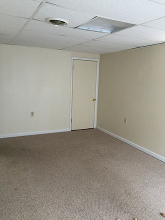 Full sized bedrooma and bonus rooms. - Roomy 1 BR apartment with large bonus room and lots of storage near downtown Edwardsville and