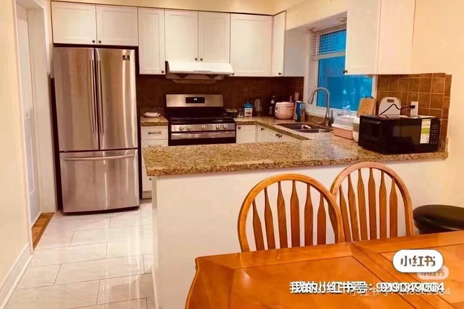kitchen - A singe room with private  bathroom near UTM for rent Townhome