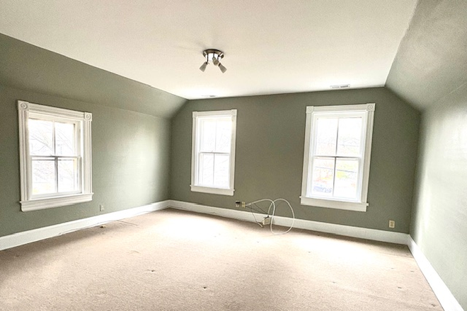 Living room - 1BR apt-Phillips Ave-Lawrenceville