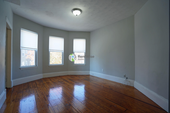 1 - JUNE 2026 | Renovated 3 Bed / 2 Bath near Red Line — NO FEE Apartments