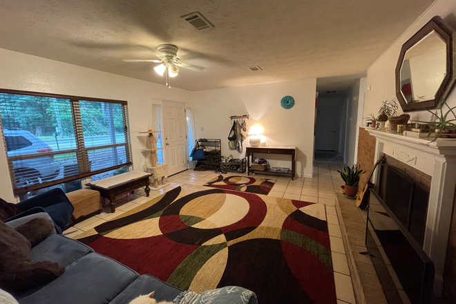 Living room - Home close to campus