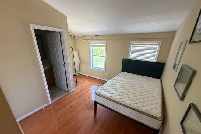 3rd floor room - $1100/mo. Bed included. - Furnished rowhome within 10 minutes of JHU Medical Campus, rent includes utilities
