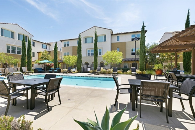 Community - 2 Bed/2.5 Ba Townhome, 10 min walking from UCI Medical Center