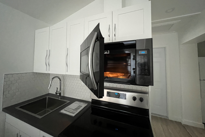 Microwave - 1 bed/1bath,  private entrance, walking distance Coconut Grove metro station and Coral Way Apartments