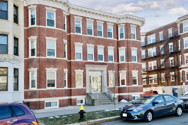 Unit - Packard's Corner 2 Bedroom Available September 1st! Condo