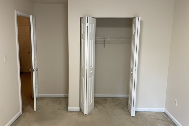 Bedroom - Sunny Private Room in a Spacious Townhouse  near Campus