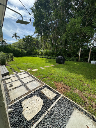 Yard - U Miami Private Cottage House