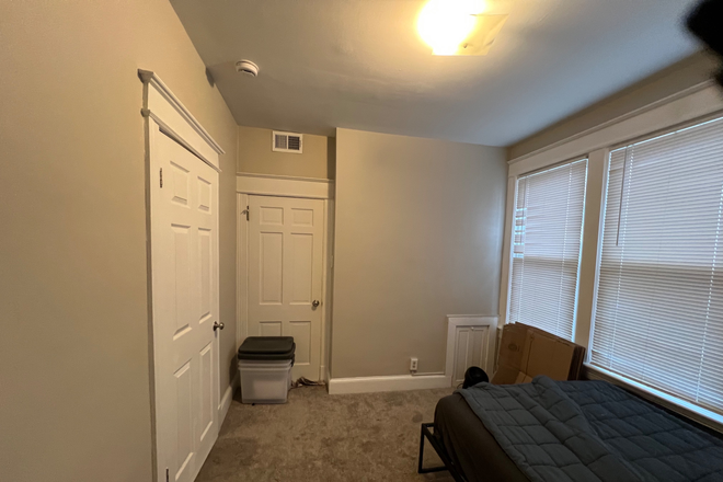 Bedroom for Subleese - Wisconsin Ave Room Apartments