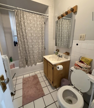 Bathroom - 2 Bed/ 1 Bath Split Apartment