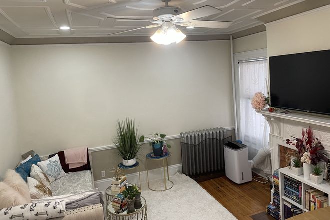 Living room - **NO BROKER FEE** Close to campus