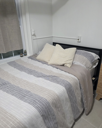 Bed in bedroom - DeSoto Apartments, 1 Room Summer Sublet