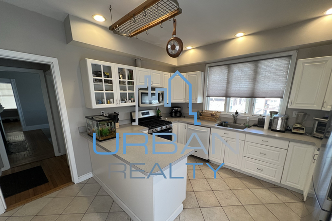 KITCHEN - ** AUG 1/2025  ** LARGE 2 BED NEXT TO BOSTON COLLEGE ** Apartments