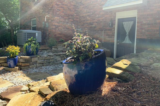 Path from parking to the private entry. - North Druid /Briarcliff Room for Rent House